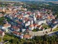 Bystrzyca Kłodzka atrakcje: malownicze miasto z zabytkowym rynkiem, kościołem i murami obronnymi, otoczone zielenią.