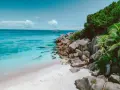 Rajska plaża na Seszelach w listopadzie. Turkusowa woda, biały piasek, granitowe skały i bujna zieleń. Idealna pogoda na wypoczynek.