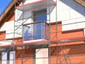 Dom w trakcie ocieplania. Zamiast styropianu do ocieplenia domu stosuje się nowoczesne materiały, widoczne na fasadzie.