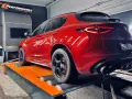 Czerwone Alfa Romeo na hamowni. To etap **stage 2 co to** znaczy? To podniesienie mocy silnika po modyfikacjach.