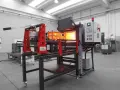 Macchina industriale per come temprare il ferro, con forno incandescente e pannello di controllo.