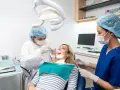 Ile kosztuje biała plomba na NFZ? Ceny, które mogą zaskoczyć