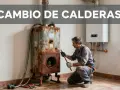 Un técnico evalúa una caldera vieja y oxidada junto a una nueva. Averigua cuanto cuesta cambiar una caldera de gas.
