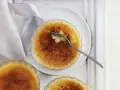 Idealny Crème Brûlée przepis: chrupiąca karmelizowana skórka i aksamitny krem. Idealny deser na każdą okazję.