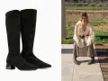 Botas negras de altura de caña con tacón brillante, combinadas con una mujer con falda y blusa voluminosa sentada al aire libre.