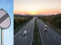 Slut på hastighetsbegränsning på en tysk Autobahn vid solnedgången. Bilar susar fram på motorvägen.