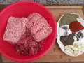 Przepis na kiełbasę wieprzowo-wołową, który zaskoczy Twoich gości