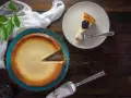 Idealna temperatura, w jakiej piec sernik, to klucz do jego sukcesu. Na zdjęciu pyszny sernik z jagodami, gotowy do podania.