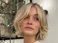 Kobieta z blond włosami w stylu cienkie włosy bob warstwowy cieniowany, z delikatnymi falami i grzywką na bok.