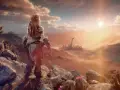 Aloy contempla un paisaje desértico al atardecer en Horizon Forbidden West, con ruinas mecánicas a lo lejos.