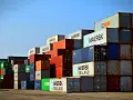 Stos kontenerów w porcie, świadectwo globalnej logistyki Rhenus. Widoczne napisy Maersk, Evergreen, Cronos.