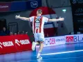 Marek Szpera, numer 29, świętuje zwycięstwo na boisku.
