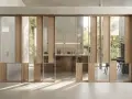 Porta scorrevole in legno e vetro, con riflessi che creano un effetto di profondità. Un esempio di **brutalismo interni** con un tocco di leggerezza.