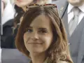 Emma Watson, con occhiali da sole sulla testa, sorride. La sua espressione suggerisce una vivacità che alcuni associano all'ADHD.