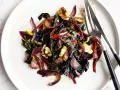 Bietole in padella con cipolla rossa e noci, un contorno saporito e colorato pronto per essere gustato.
