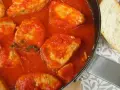 Sabroso pollo en salsa de tomate, como la receta de la abuela. Acompañado de pan crujiente.