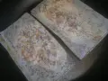 Dwa arkusze papieru ryżowego, przypominające papirus winiary, smażą się na patelni, tworząc chrupiącą przekąskę.