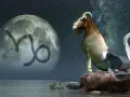 Mitologiczna koza z rybim ogonem, symbolizująca ascendent w koziorożcu, patrzy na księżyc z jego znakiem.