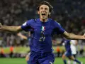 Piłkarz w niebieskiej koszulce reprezentacji Włoch z numerem 21, Andrea Pirlo, świętuje bramkę. Ile lat ma Pirlo?