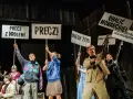 Przedstawienie Hamleta we wsi Głucha Dolna: ludzie z transparentami "Precz z królem!", "Obaliź monarchię!" i "Niech żyje Republika Ludu Pracującego!".