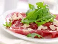 Cienkie plastry wołowiny z rukolą i parmezanem, skropione oliwą. Idealny sos do carpaccio.