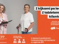 Jolanta, seniorka z Provident Polska, z kijkami po lesie i tabletem do klientów. Związek Przedsiębiorców i Pracodawców promuje inkluzywne zatrudnianie.