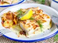 Gebratener Fisch mit Bratkartoffeln und Zwiebeln, garniert mit Dill und Zitrone. So sieht leckerer Pannfisch aus!