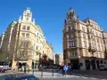 Spacer po urokliwej dzielnicy żydowskiej Pragi, pełnej zabytkowych kamienic i tętniących życiem uliczek.
