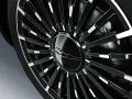 Cerchio in lega nero lucido con logo Fiat centrale, dettaglio per la pressione gomme Fiat 500L.