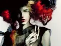 Portret kobiety z ognistymi włosami i czarną siatką, w stylu Paolo Roversi.