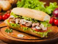Ein Baguette mit saftigem Thunfisch, knackigem Salat, Tomaten und Zwiebeln. Perfekt zum stillen des Hungers.