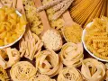 Bogactwo makaronów: od delikatnych gwiazdek, przez rurki, farfalle, aż po długie **linguine a spaghetti**.