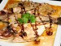 Dorada a la espalda, a la parrilla, con láminas de ajo y cebolla caramelizada, servida en salsa dorada.