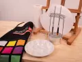 Un tablier coloré, une palette, des pinceaux et un chevalet : tout le materiel peinture huile pour créer votre chef-d'œuvre.
