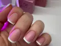 Dłonie z idealnym manicure, klasyczny french na paznokciach.