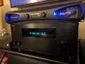 Wzmacniacz Crown XLS 1002 z niebieskim podświetleniem, umieszczony nad amplitunerem Onkyo.