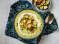 Krämig broccolisoppa med krutonger och en virvel av grädde. Ett perfekt recept för en värmande måltid.