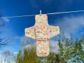 Serviette hygiénique lavable à fleurs, suspendue pour sécher. Un tuto pour la fabriquer soi-même.