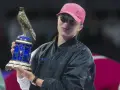 Iga Świątek z pucharem w Dausze, marząc o zwycięstwie w drabince WTA Doha 2026.