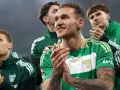 Piłkarze Lechii Gdańsk, mimo trudnej sytuacji i potencjalnych ujemnych punktów, świętują z kibicami.