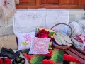 Ręcznie robione poduszki, rękawiczki, buty i dywany – idealne pamiątki, by wiedzieć, co kupić w Albanii.