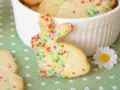 Hasenplätzchen mit bunten Streuseln, perfekt zum Backen zu Ostern. Ein süßer Genuss für die Feiertage.