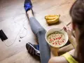 Après l'effort, une sensation de faim se fait sentir. Un bol de flocons d'avoine aux airelles rouges et des bananes attendent.