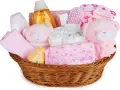 En korg fylld med rosa babyartiklar, inklusive nallar, blöjor och tvättlappar, perfekt som baby shower present.