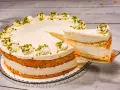 Eine Buttermilch Zitronen Torte mit cremiger Füllung und Pistazien-Deko. Ein Stück wird gerade herausgeschnitten.