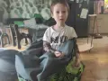 Chłopiec w koszulce "NO HOT" siedzi w worku sako. Czy zaburzenia integracji sensorycznej to autyzm?