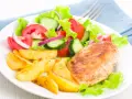 Petto di pollo in friggitrice ad aria, patate arrosto e insalata fresca con pomodori, cetrioli e cipolla rossa.