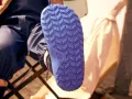 Niebieska podeszwa buta z bieżnikiem. Rozmiar 23, co odpowiada 17 cm. Jaki to rozmiar buta? Idealny na przygodę!