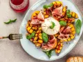 Gegrillte Pfirsiche mit cremigem Burrata, Prosciutto und Basilikum – ein köstlicher Pfirsich Burrata Genuss.