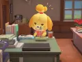 Isabelle, la perrita de Animal Crossing, habla por un micrófono en su escritorio.